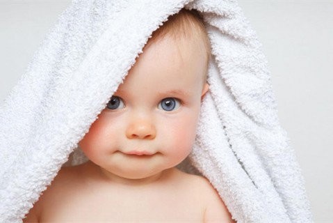 初乳很黄是不是不干净不可以喝？母乳怎么喂养成都捐卵宝宝？